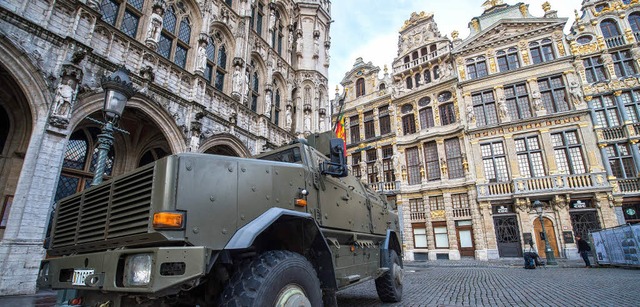 Ein Militrfahrzeug durchquert die menschenleere Innenstadt von Brssel.   | Foto: DPA