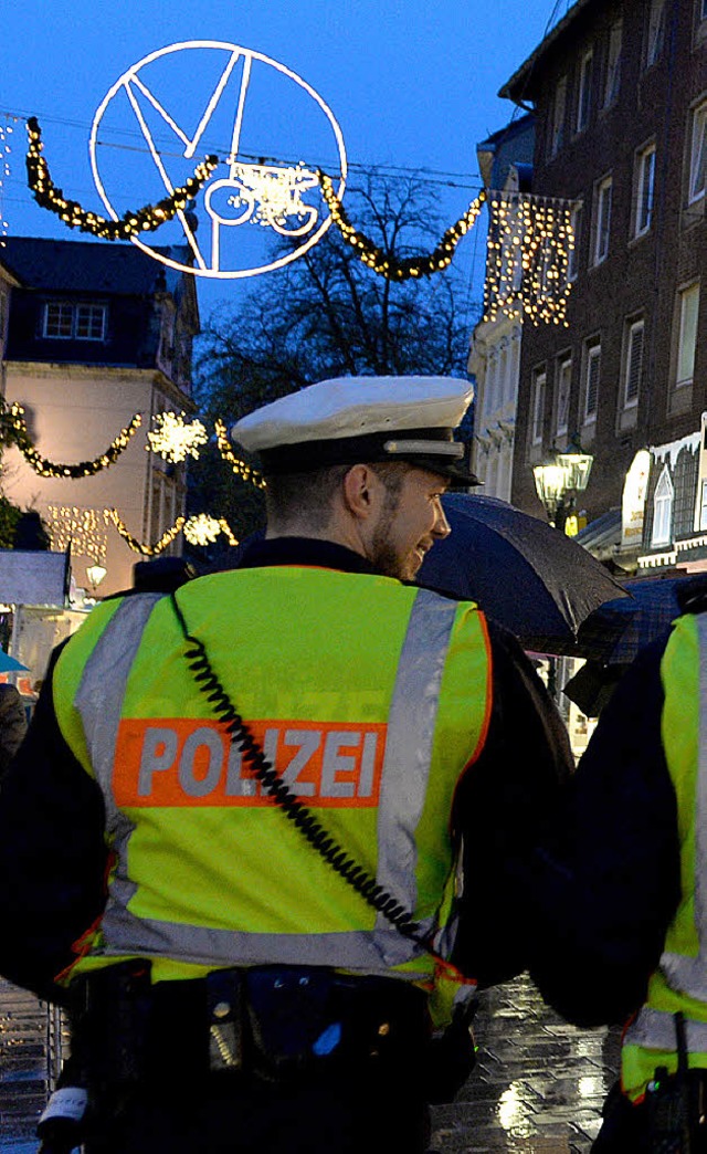 Polizist auf dem Weihnachtsmarkt in Dsseldorfs Altstadt  