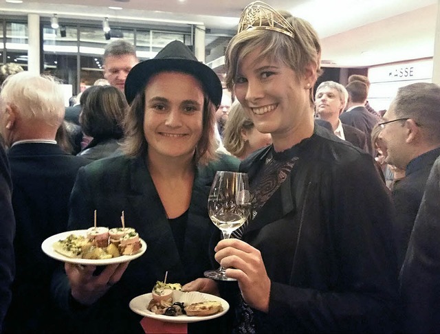 Torhterin Nadine Angerer (links) mit Josefine Schlumberger    | Foto: BZ