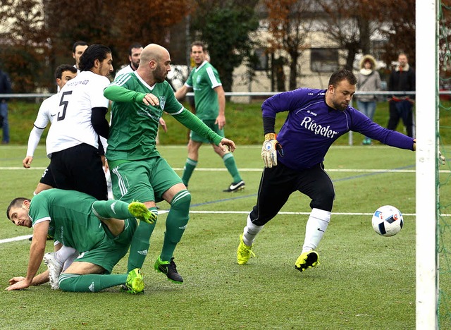 Auf dem Weg zum 1:0 fr den FC Freibur...ankus (Mitte) nicht mehr verhindern.    | Foto: Daniel Thoma