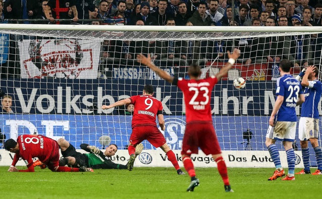 Die Vorentscheidung: Javier Martinez (...r den FC Bayern Mnchen eingekpft.     | Foto: dpa