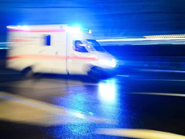 Rettungswagen im Einsatz: Bei einem Un...Hochschwarzwald gab es drei Verletzte.  | Foto: dpa