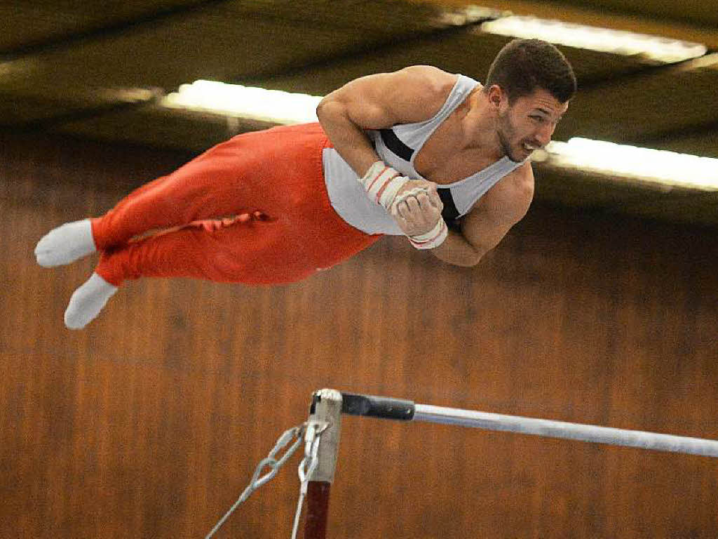 Antonio Huber bei einem Flugteil am Reck.