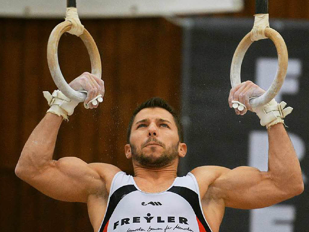 Antonio Huber sucht den richtigen Griff an den Ringen – und lsst dabei seine Muskeln spielen.