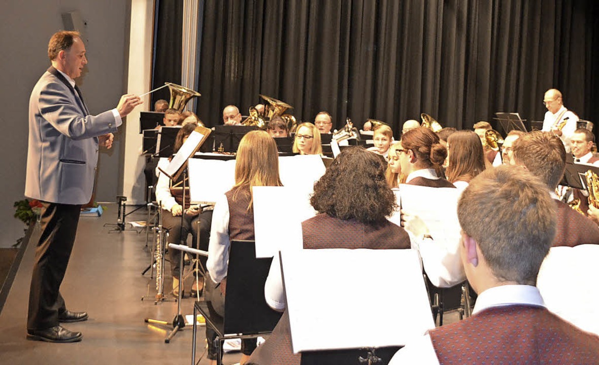 Der Musikverein Niederhausen beim Jahr...ainer Gitzinger und  Herbert Schwrer.  | Foto: Jrg Schimanski
