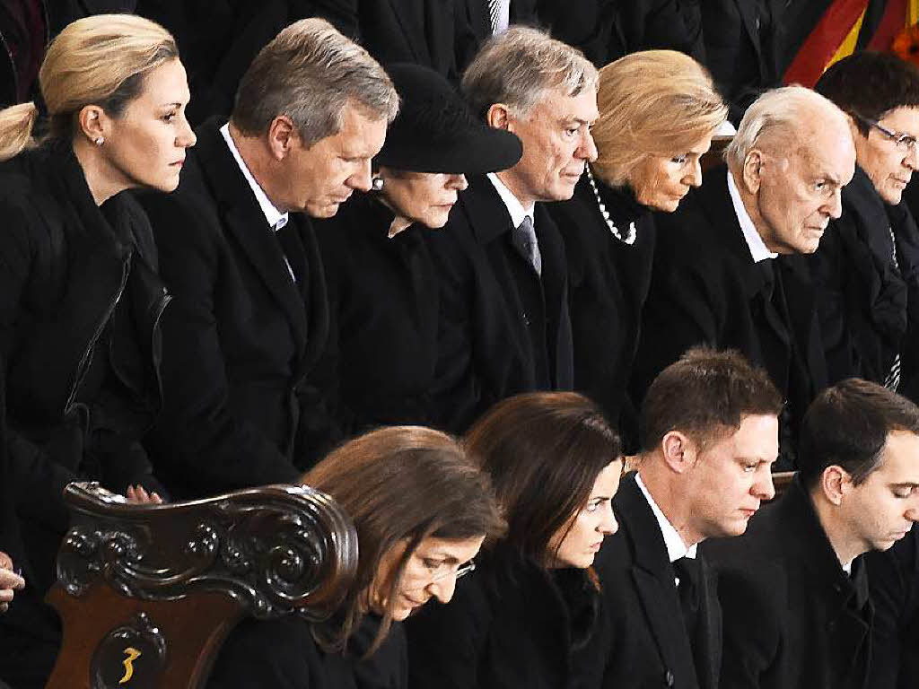 Zu den Trauergsten zhlen auch die ehemaligen Bundesprsidenten Wulff, Khler und Herzog (hintere Reihe von links).