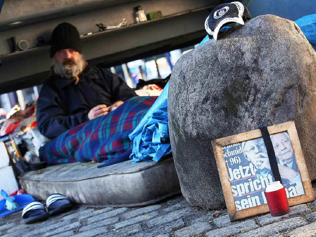Ein Hamburger Obdachloser hat an seinem Schlafplatz einen Schmidt-Altar errichtet.