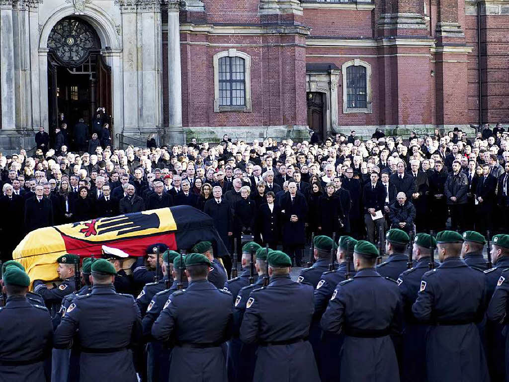 Soldaten der Bundeswehr tragen den Sarg von Helmut Schmidt aus der Sankt-Michaelis-Kirche.