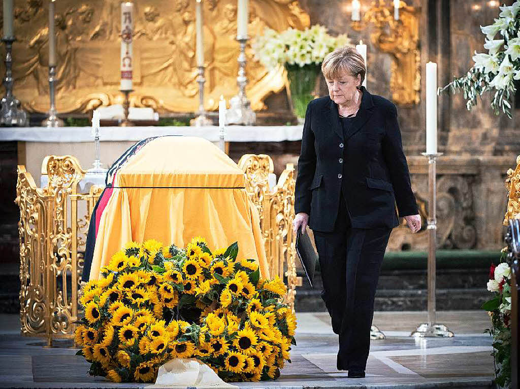 Kanzlerin Angela Merkel erweist dem groen Staatsmann die letzte Ehre.