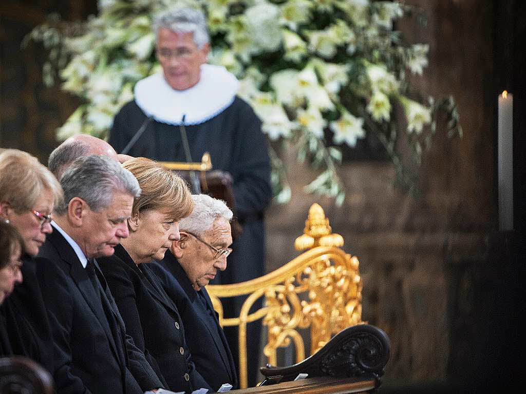 Helmut Schmidts Tochter Susanne, Bundesprsident Joachim Gauck, Kanzlerin Angela Merkel und der ehemalige US-Auenminister Henry Kissinger nahmen in der ersten Reihe Platz.