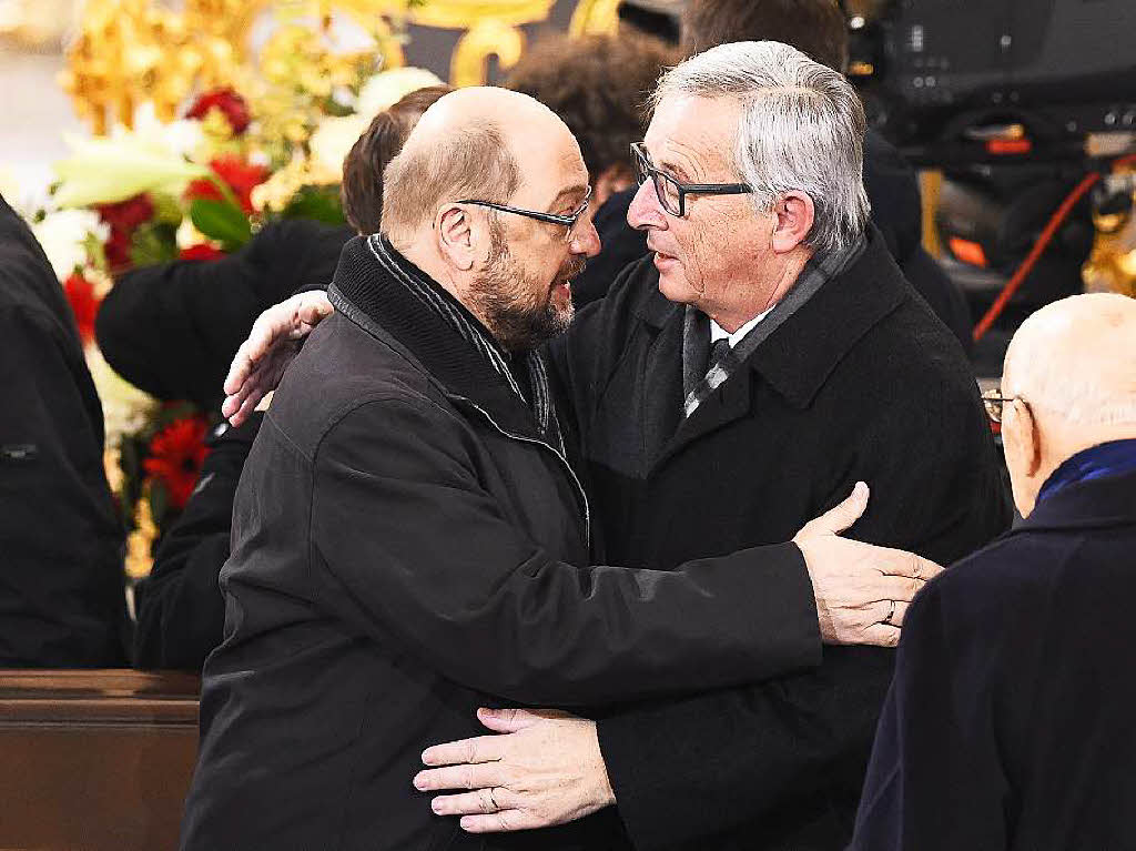 EU-Parlamentsprsident Martin Schulz und Kommissionsprsident Jean-Claude Juncker umarmen sich auf der Trauerfeier.