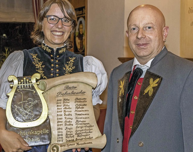 Carina Greiner, zweite Vorsitzende, b...derpokal fr den besten Probenbesuch.   | Foto: Chris Seifried