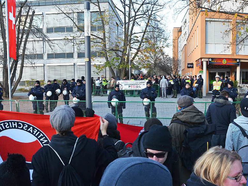Blick auf die Pegida-Demonstration in Weil am Rhein  | Foto: Ulrich Senf