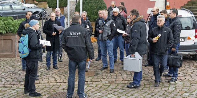 Lagebesprechung vor dem Rathaus: Das g...g vom Narrentreffen am 17. Januar aus.  | Foto: Olaf Michel