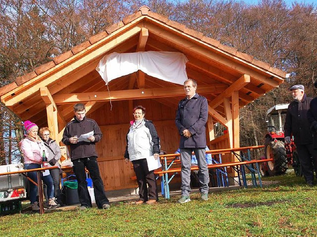 Zimmermann Max Rtschle (von links), O...B Klaus Eberhardt beim Einweihungsakt.  | Foto: Petra Wunderle