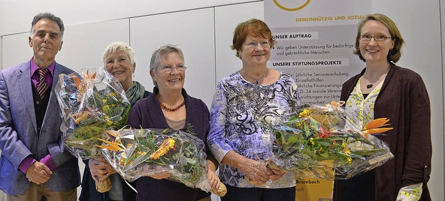 Stiftungsvorstand Regine Held (rechts)... Jahr die Erholungsgruppen begleiten.   | Foto: Britta Wieschenkmper