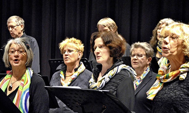 Konzentriert und stimmgewaltig sangen ...ereins im Saal des Merzhauser Forums.   | Foto: Ralph Fautz