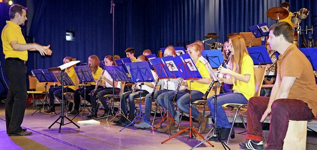 Jugendkapelle und Vororchester mit Sas...bruster und mit Diego Rivara am Cajun   | Foto: Julius Steckmeister