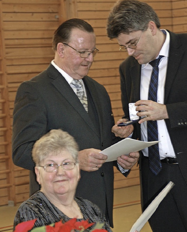 Die Staufermedaille des Landes Baden-W...er Hand von Landrat Kistler erhalten.   | Foto: Leutenecker