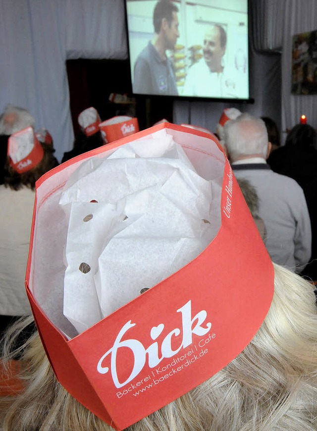 Flagge zeigen fr das lokale Backhandw... Viewing Dicks Backmtzen auf dem Kopf  | Foto: Markus Zimmermann