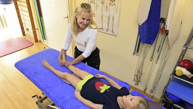 Kerstin Mahel behandelt eine junge Patientin.   | Foto: Ingo Schneider