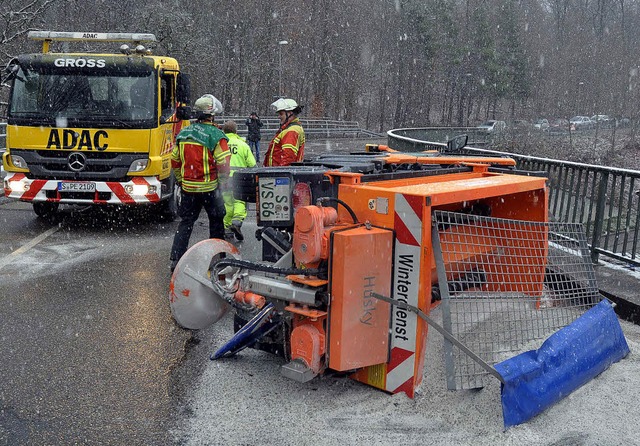 Selbst ein  Streufahrzeug ist am Monta...tten Strae bei Stuttgart umgestrzt.   | Foto: rosar (dpa)