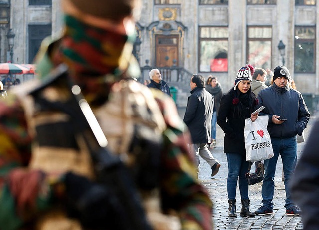 Shoppende Touristen treffen in der Br...tadt auf schwerbewaffnete Polizisten.   | Foto: dpa