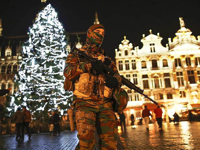 Vorweihnachtszeit in Brssel: Soldaten in der Innenstadt.  | Foto: dpa