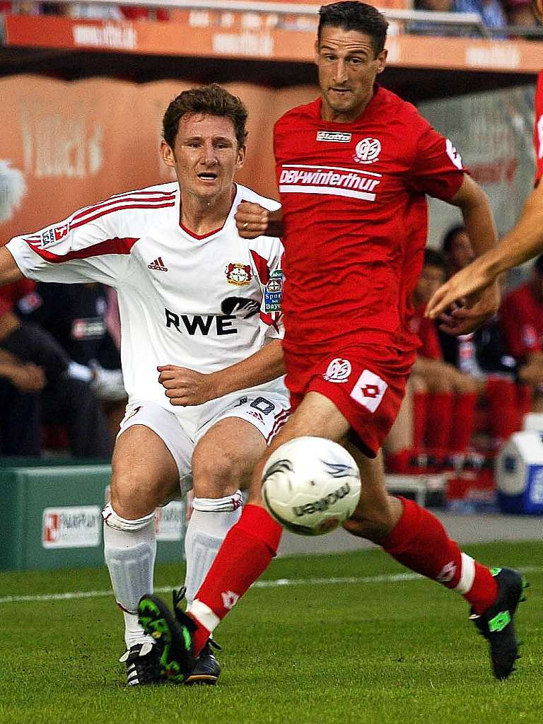 Der Trainer der U23 des VfB Stuttgart, Jrgen Kramny, bernahm bis auf weiteres als Interimscoach. Das Bild stammt von 2004, damals spielte Kramny (rechts) bei Mainz 05.