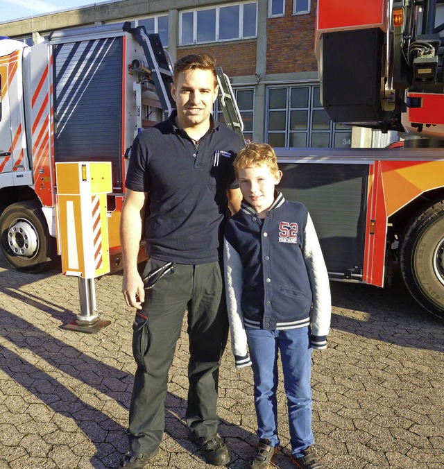 Niklas Rosmanith und Berufsfeuerwehrma... Braun vor der Feuerwache in Freiburg   | Foto: ALexandra Rosmanith