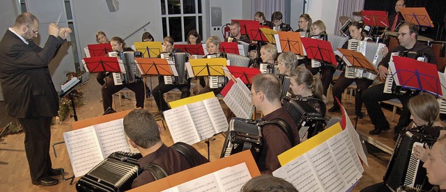 Herbstlich bunt: Das Konzertorchester unter Ronny Fugmann in der Steinhalle.   | Foto: Christian Ringwald