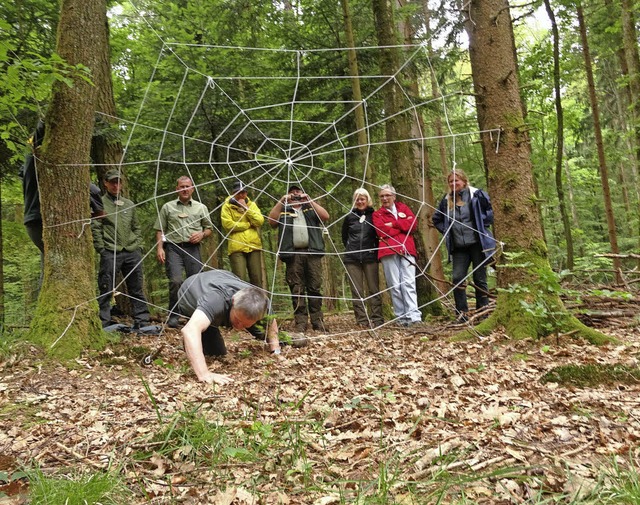 Die Waldpdagogikfortbildung verlangte vollen Krpereinsatz.   | Foto: ZVG