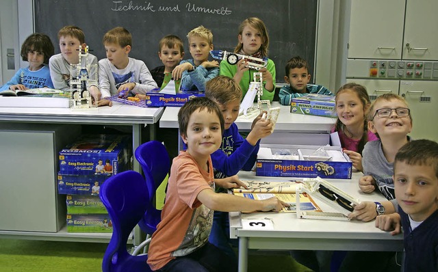 Die Schlerinnen und Schler freuen si...e Arbeit mit den Experimentierksten.   | Foto: Schule