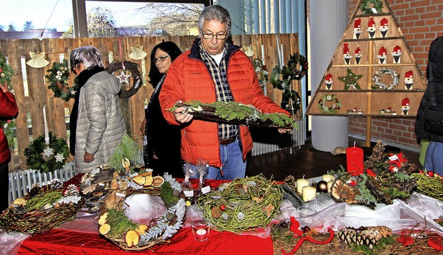 Gro war die Auswahl an weihnachtliche...tecken beim Adventsbasar in Burkheim.   | Foto: Herbert trogus