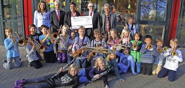 Die Kids der Blserklasse freuen sich ...Scheck der Sparkasse Staufen-Breisach.  | Foto: Zimmermann