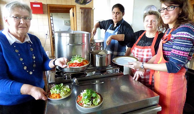 Das Kchenteam mit  Elisabeth Maier, M...tag fr das schmackhafte Mittagessen.   | Foto: Doris Dehmel