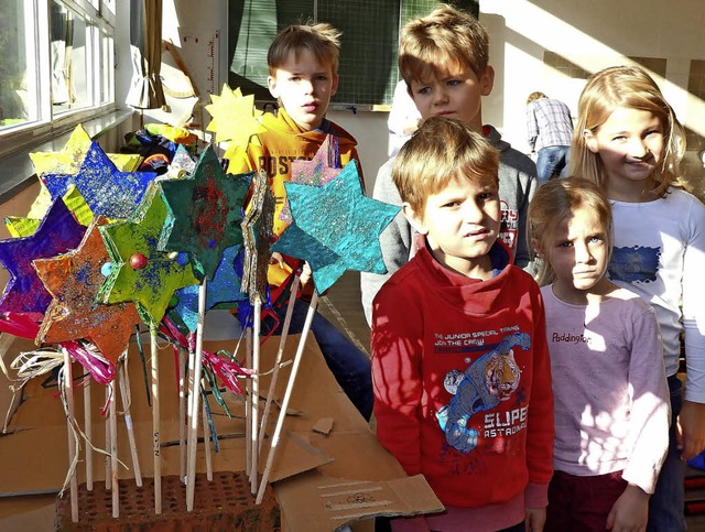 Bunte Stab-Sterne haben einige Kinder ... den Basar am Donnerstag hergestellt.   | Foto: Johanna Hgg