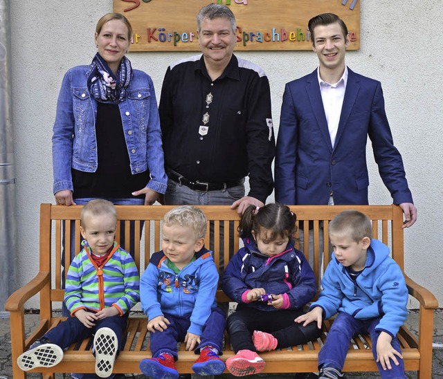 Christoph Cyranek (Mitte) und Andreas ...bergabe im Emma-Fackler-Kindergarten.   | Foto: Privat