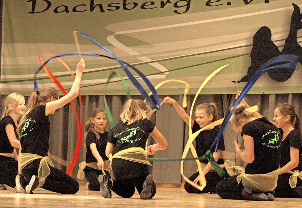 Einen mit diversen Tanzpräsentationen ...en Tanz mit bunten Bändern gestalteten  | Foto: Karin Stöckl-Steinebrunner