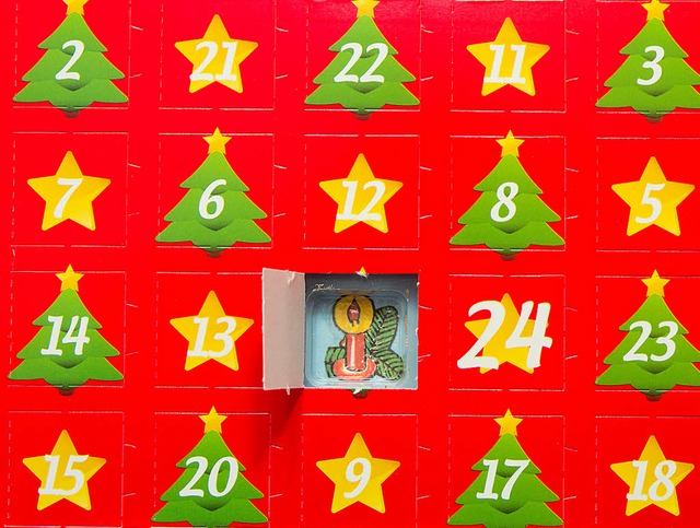 24 kleine Trchen bis Weihnachten &#82...und fr eine besinnliche Zeit sorgen.   | Foto: dpa