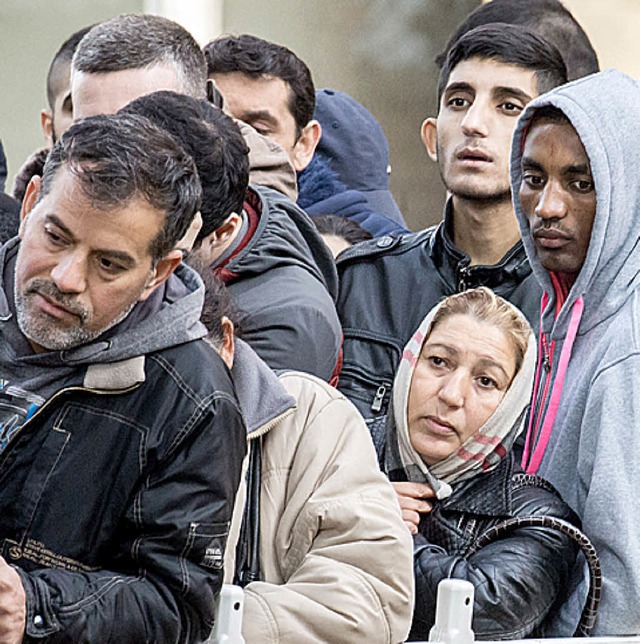 Flchtlinge stehen vor dem Lageso in Berlin an.  | Foto: dpa
