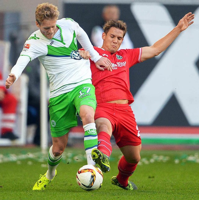 Oliver Sorg (rechts) im Duell mit dem Wolfsburger Andr Schrrle  | Foto: dpa