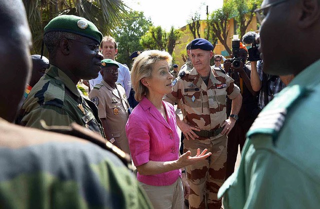 Verteidigungsministerin Ursula von der... einem Besuch der Bundeswehr in Mali.   | Foto: DPA