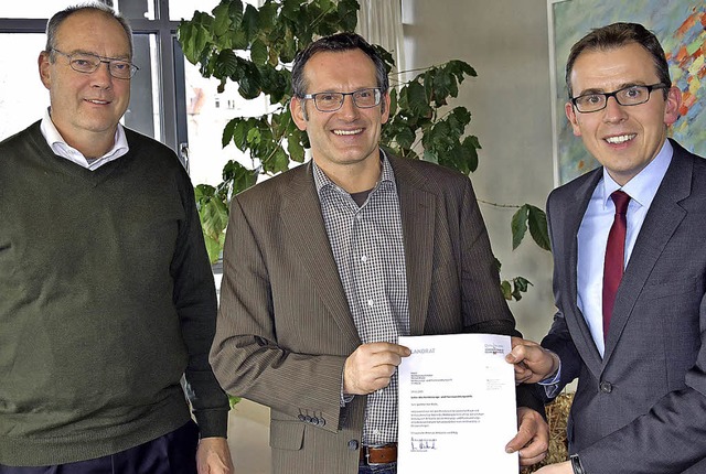 Dezernent Reinhold Mayer, neuer Leiter...e, Landrat Sven Hinterseh (von links).  | Foto: Privat