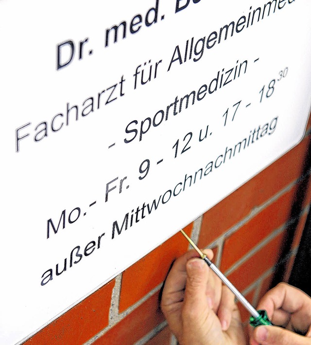 Drei Allgemeinmediziner  in Donaueschi...chen dringend nach  einem Nachfolger.   | Foto: Friso Gentsch/dpa
