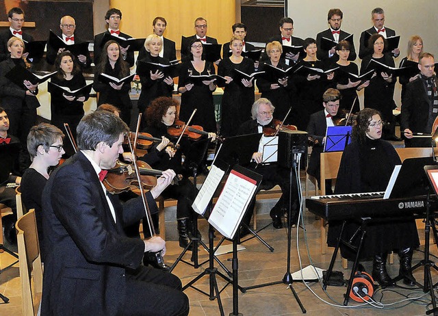 Singen und  helfen: Die Amateurmusiker...mini geben seit 2004 Benefizkonzerte.   | Foto: wolfgang knstle