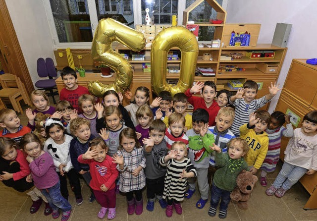 Winke, winke zum Jubilum: Die Kindergartenkinder freuen sich auf das Fest.  | Foto: Ingo Schneider