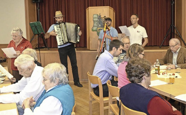 Die &#8222;Eckbankmusik&#8220;, Thoma...ie zahlreichen Senioren zum Mitsingen.  | Foto: Nikolaus Bayer