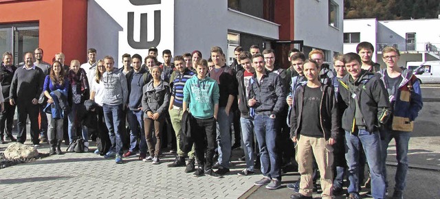 Studenten der Hochschule Offenburg  mit Emis-Mitarbeitern vor dem Emis-Gebude.   | Foto: HS Offenburg