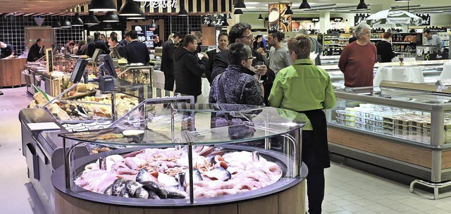 Blick in den Rees-Frischemarkt an der ...der Fisch-/Kse- und Fleischtheke aus.  | Foto: Sylvia Timm